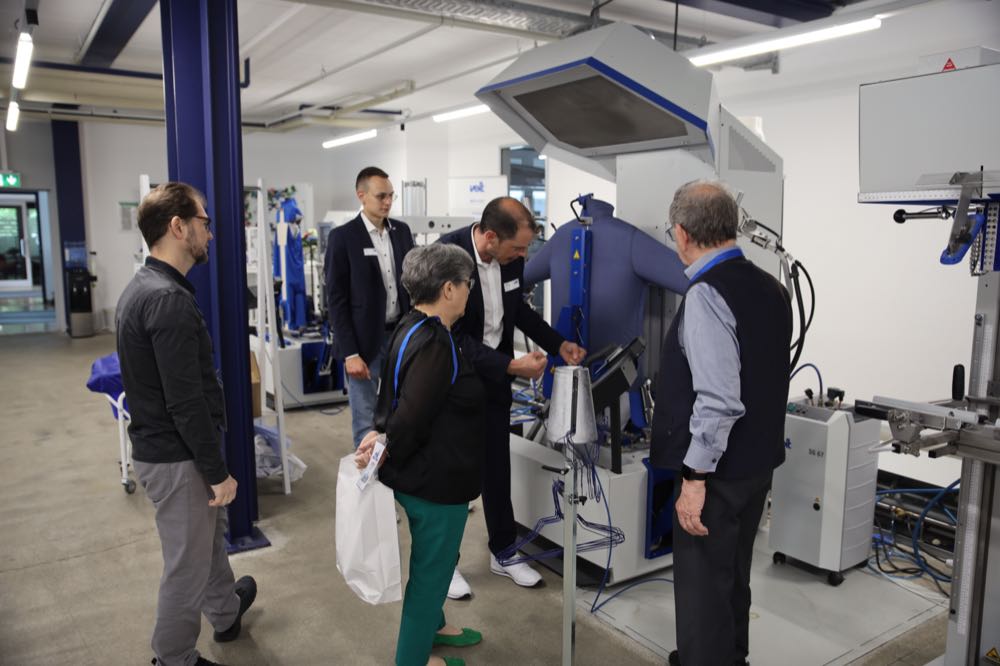 Auf der Hausmesse von Veit bekamen Besucher einen persönlichen Einblick in die Maschinen des Hausherrn und seiner Partner. Veit: Hausmesse kommt gut an