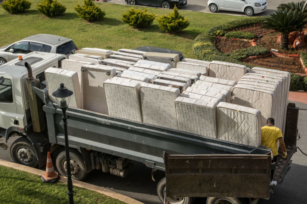 Der Weg alter Matratzen endet in Deutschland zum größten Teil in der Verbrennungsanlage. Bundesrat fordert echtes Matratzen-Recycling