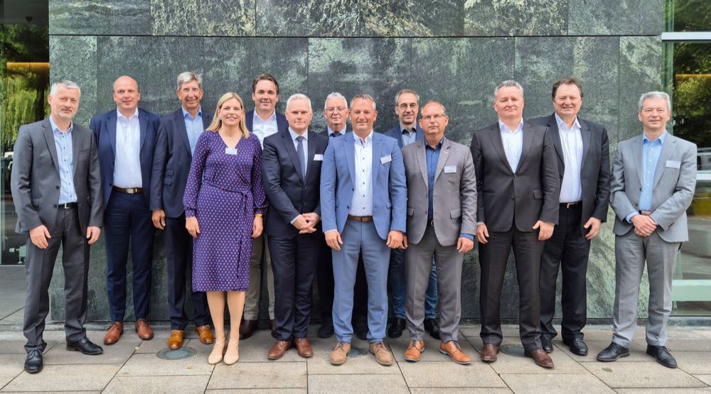 Der neu gewählte Vorstand der Deutschen Bauchemie (von links): Dr. Dieter Köster, Dr. Clemens von Trott zu Solz, Ulrich Meyer, Ina Hundhausen, Dirk Sieverding, Peter Summo, Johann Hafner, Sebastian Kammerer, Dr. Jörg Leuninger, Harald Lüdtke, Holger Sommer, Prof. Dr. Josef Felixberger und Dr. Hubert Motzet. Deutsche Bauchemie wählt neuen Vorstand in Hamburg
