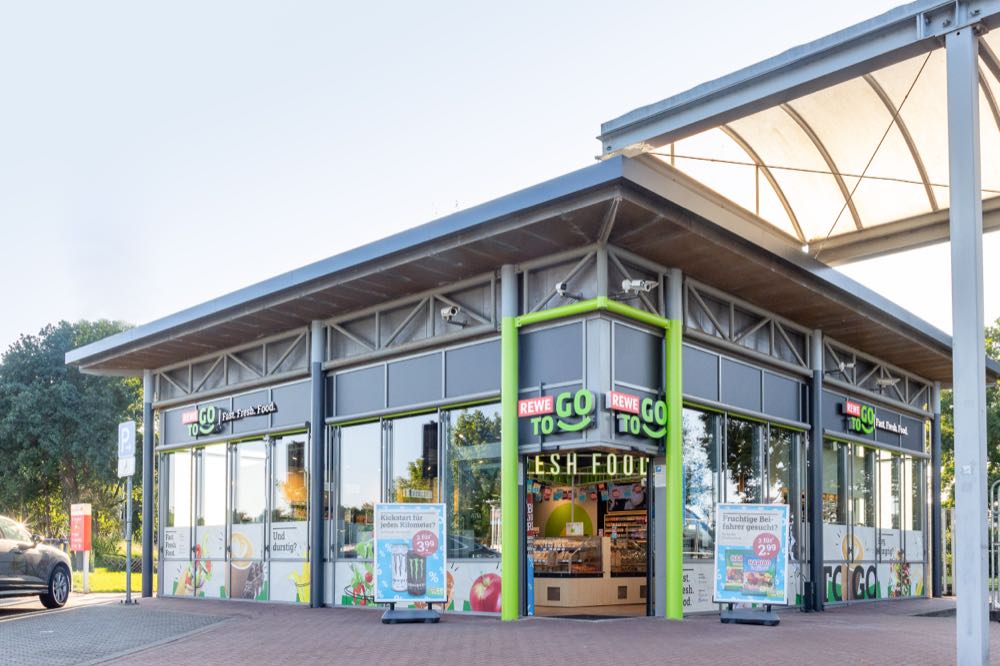 Der Rewe To Go ist ein gemeinsames Pilotprojekt von Tank & Rast und der Rewe-Tochter Lekkerland. Erster Rewe To Go an einer Autobahn