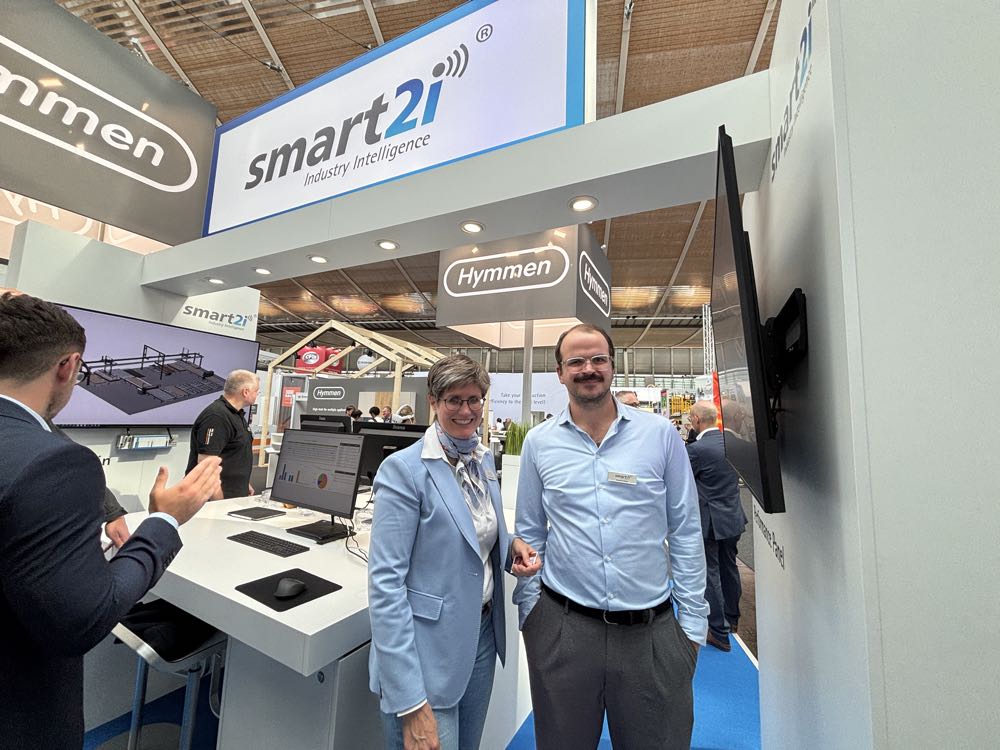 Hymmen fokussierte auf die Industry Intelligence-Lösung „Smart2i“. Dr. Anke Pankoke, Marketingleiterin Hymmen, und Benjamin Sadler, COO von „Smart2i“, führten durch die virtuellen Möglichkeiten. Ligna 2025: KI erhöht die Taktzahl