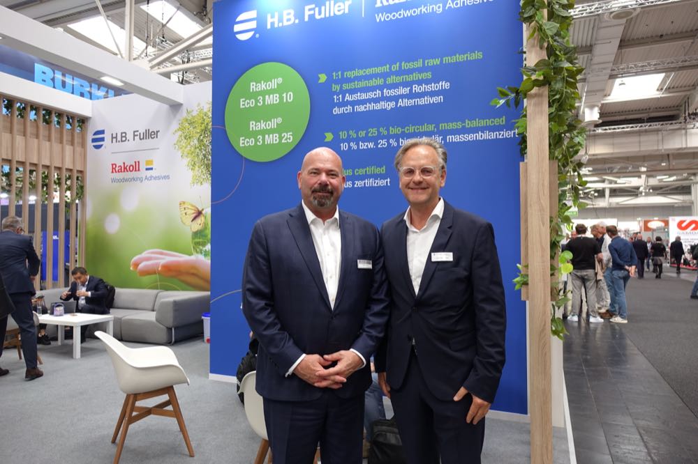 Betonten das Engagement für Nachhaltigkeit von H. B. Fuller (v.li.): Mark Conway, Vice President Building Adhesive Solutions, und Johannes Christiani, Business Development Manager, im Messegespräch. Ligna 2025: KI erhöht die Taktzahl