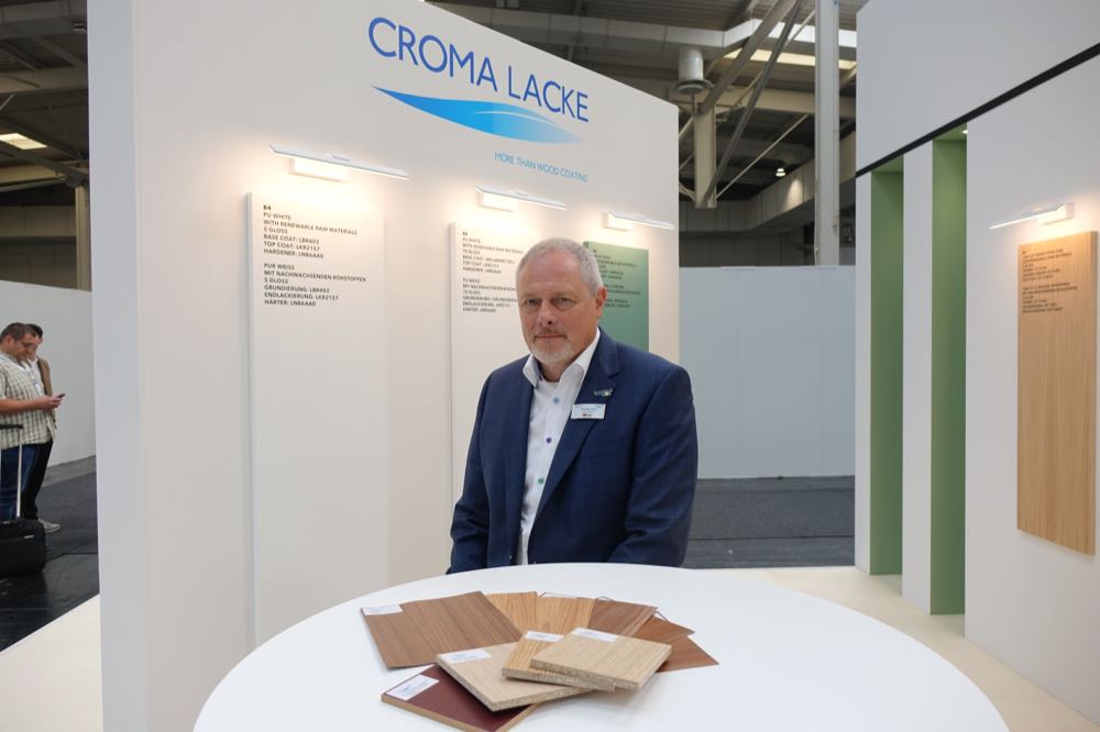 Claus Buchholz, Technical Director IVM Chemicals, informierte unter anderem über neue Croma Lacke für wasserfeste V-Fugen – dem anhaltenden Trend zu wasserfesten Laminatböden folgend. Ligna 2025: KI erhöht die Taktzahl