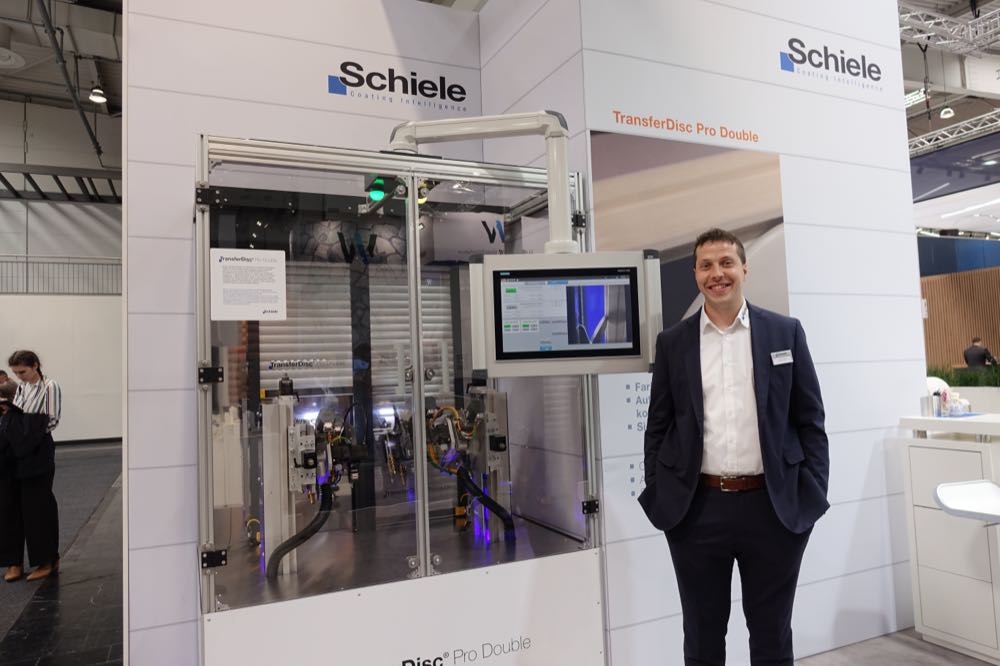 Schiele-Vertriebsleiter Philip Gros zeigte die Transfer Disc-Fasenlackierung neuer Generation: „Pro Double“ für schnelle Farbwechsel in der flexiblen Produktion. Ligna 2025: KI erhöht die Taktzahl