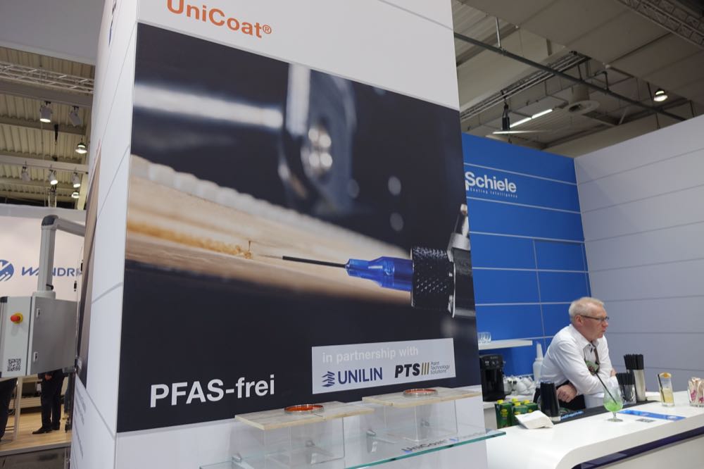 Schiele hat zusammen mit Unilin und PTS die innovative Technologie Unicoat Needle zum PFAS-freien Versiegeln umlaufender Fasen entwickelt. Ligna 2025: KI erhöht die Taktzahl