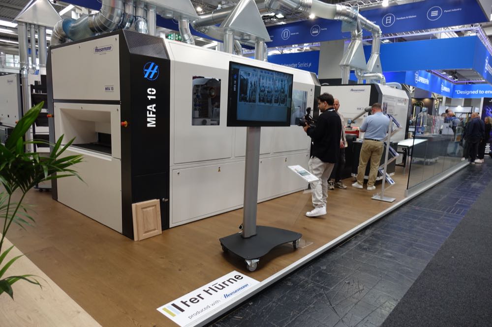 Heesemann baute seinen Stand mit Kundenprodukten – hier steht der Schleifautomat MFA 10 auf Parkett von ter Hürne. Ligna 2025: KI erhöht die Taktzahl