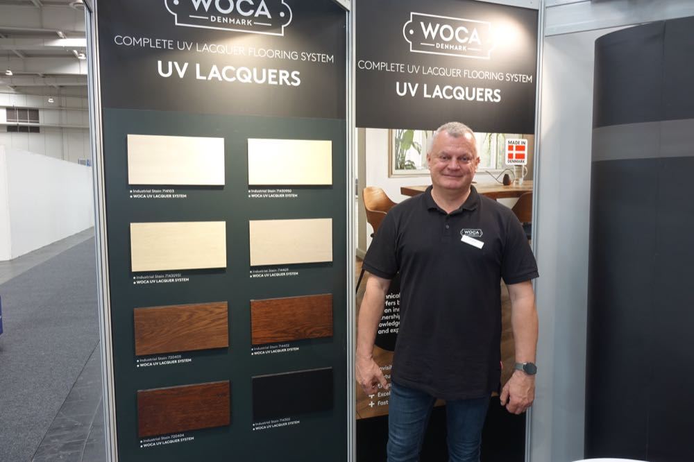 Bei Woca präsentierte Sales Director Dariusz Stefańczyk die VOC-freien UV-Lacke für die industrielle Rollenapplikation in Parkettlinien. Ligna 2025: KI erhöht die Taktzahl