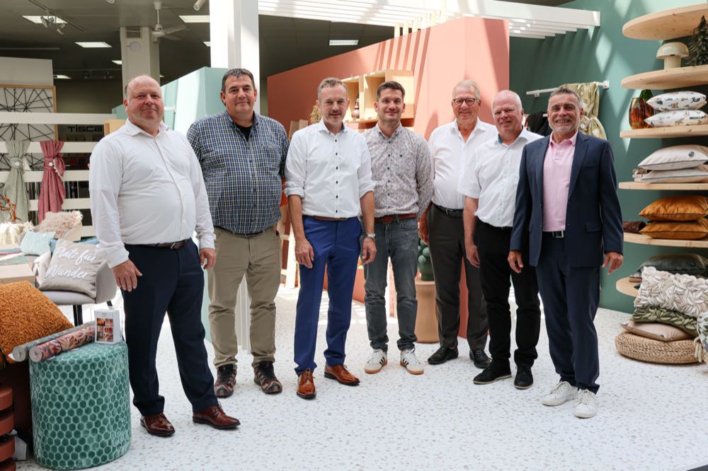 Die Südbund-Aufsichtsräte Thomas Reusch, Uwe Krebs, Mathias Metzler, Jan Hofstetter und Volker Martin mit den Vorständen Klaus Kurringer und Andreas Well (1.u.3.v.r.). Südbund zieht Bilanz für 2024