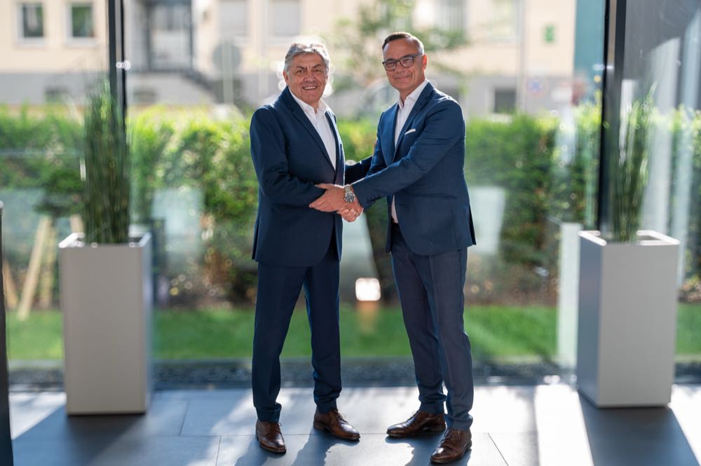 Dr. Armin Vogel (links), der künftig im Beirat von SSI Schäfer Plastics wirkt, übergibt an Stephan Sielaff (rechts), der den Geschäftsbereich Plastics ab dem 1. August 2025 als CEO leitet. SSI Schäfer Plastics: Stephan Sielaff wird neuer CEO