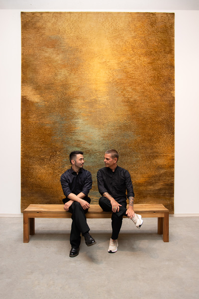 Vor dem Teppich „Doto“: Designer Jan Kath (r.) mit Sohn Sanchir Kath Teppichentwurf "Doto" mit Red Dot ausgezeichnet