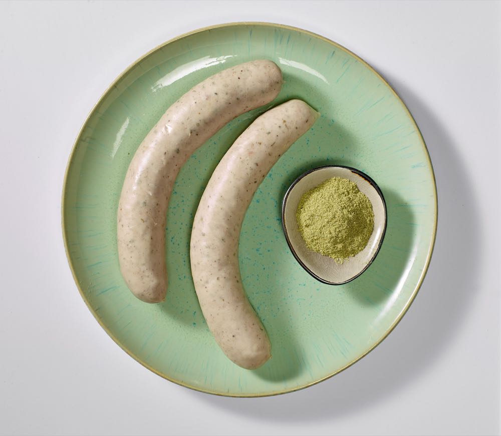 „Smak® Gourmet plus oG“ von van Hees besteht aus Schabzigerklee, einem Gewürzkraut. Das neue Produkt kann u.a. als Geschmacksintensivierer und Geschmacksgeber vielfältig eingesetzt werden, u.a. auch in Bratwürsten. Van Hees: Smak Gourmet trifft Schabzigerklee