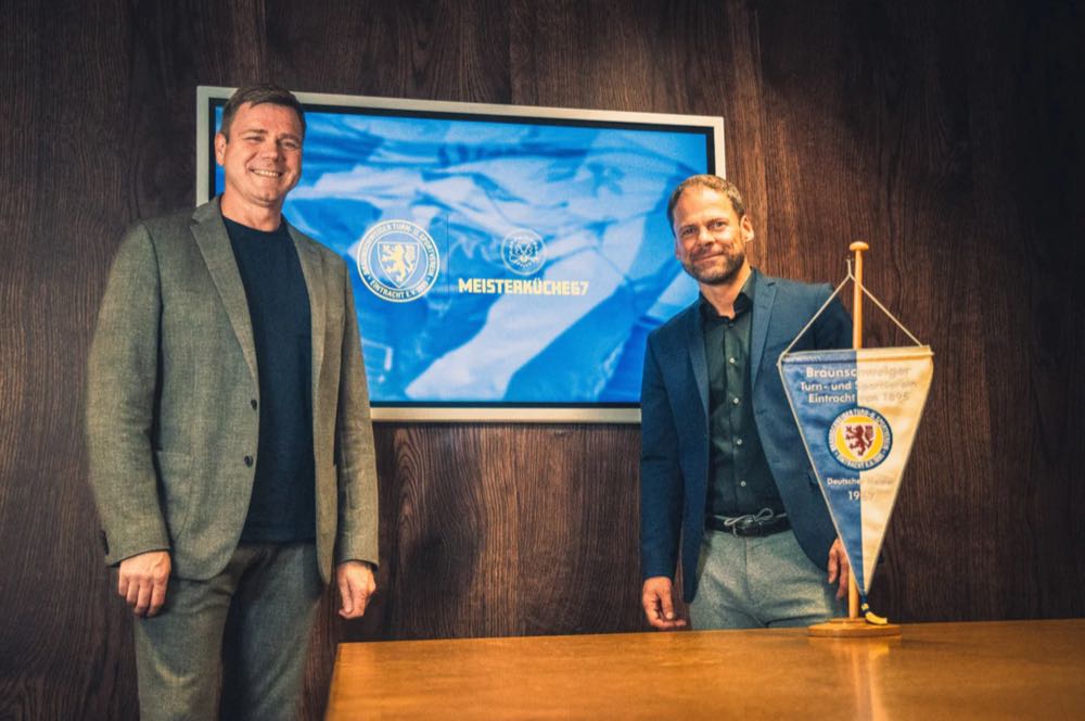 Axel Geerken (li.), Director Business Development S&E bei Aramark, und Wolfram Benz, kaufmännischer Geschäftsführer bei Eintracht Braunschweig. Aramark: Catering bei Eintracht Braunschweig