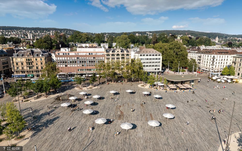 Sechsläutenplatz Zürich: Der Schirmkreis schafft neue Treffpunkte und erhöht die Aufenthaltsqualität im Sommer. (Sonnenschirme: Glatz) Wie bringt man Abkühlung auf öffentliche Plätze?