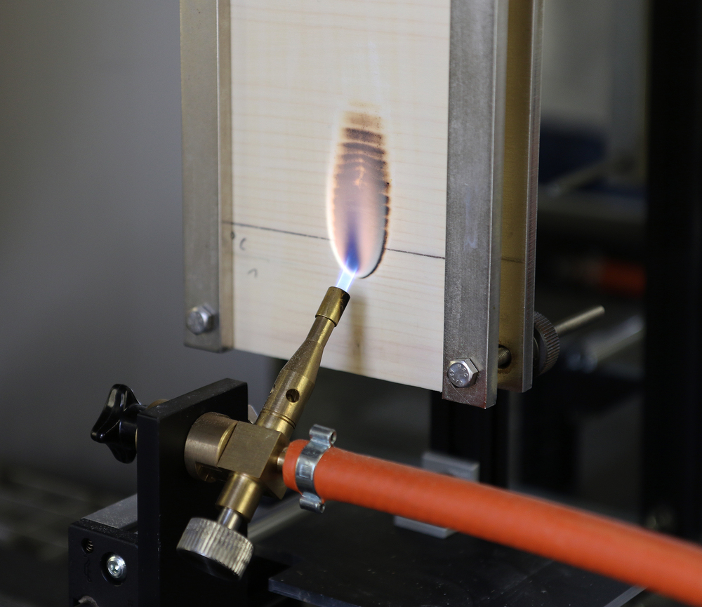 Fraunhofer WKI entwickelt witterungsbeständigen Flammschutz für Holzfassaden
