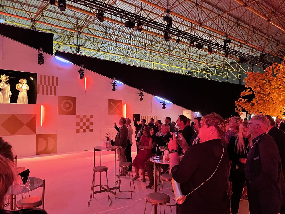 Die exklusive Flanders Flooring Night mit Show Act, Live-Musik und Flying Buffet ist eine besondere Attraktion für viele Gäste. Flanders Flooring Days 2025: Weiter im Aufwind