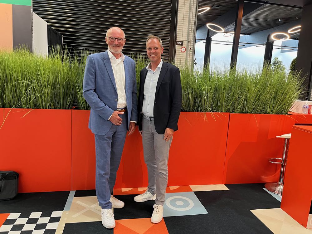 Dirk Beneke, DACH-Vertriebsdirektor, und Christian Dräger, Geschäftsführer der Neugründung Estival Vinyl, der deutschen Vertriebstochter des großen chinesischen Designbelagherstellers Huali, wollen gemeinsam den deutschsprachigen Markt erobern. Flanders Flooring Days 2025: Weiter im Aufwind