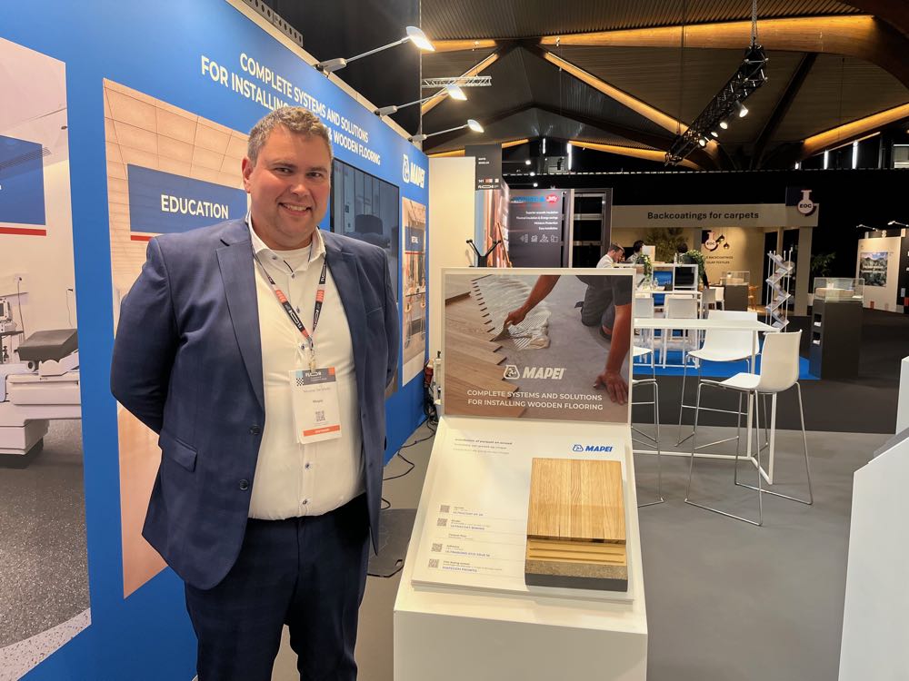 Machiel de Medts, Produktmanager Elastische Beläge und Parkett Mapei, konnte am Stand auch größere Verlegebetriebe begrüßen . Flanders Flooring Days 2025: Weiter im Aufwind