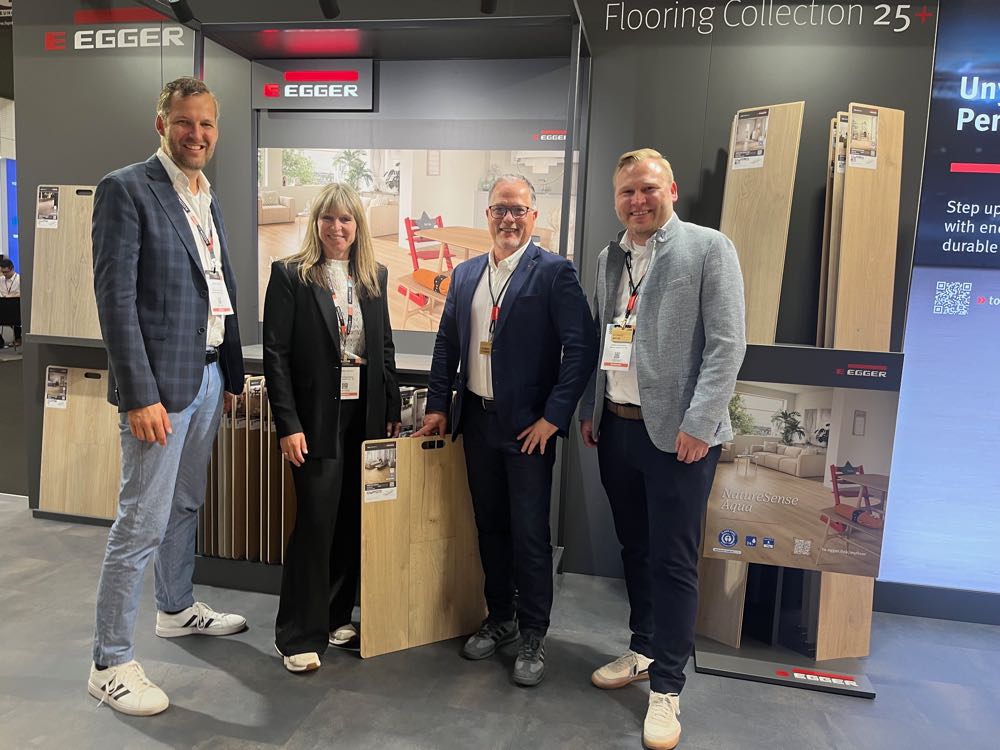 Das Egger-Team (v.li.) – Robert Siewes, Claudia Bakker, Alexander Nestler und Thomas Fliegner – sieht die FFD als Kontaktmesse und lobte die lockere Atmosphäre. Flanders Flooring Days 2025: Weiter im Aufwind