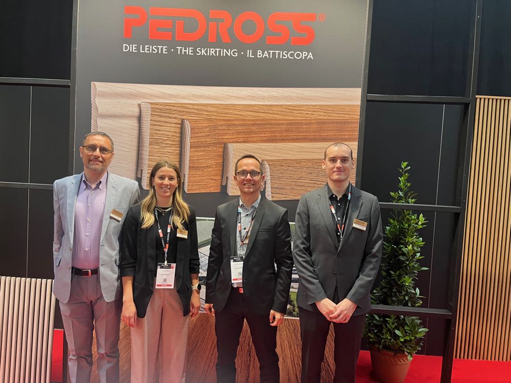 Premiere in Kortrijk (v.li.): Ezio Siniscalchi, Julia Pircher, Hannes Innherofer und David Pedross vom Südtiroler Leisten- und Profilespezialist Pedross. Flanders Flooring Days 2025: Weiter im Aufwind