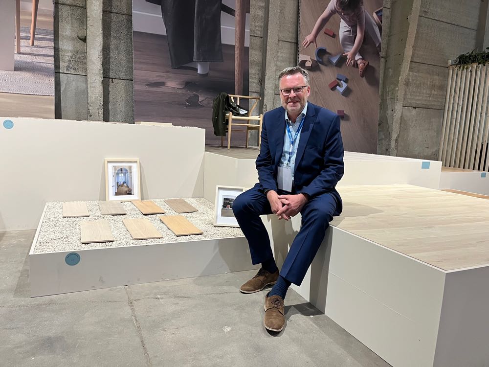 Thomas Mattiesson, Vertriebsleiter DACH Unilin Wood, hebt als besondere Vorteile des Unilin-Parketts die extramatte Oberfläche hervor – und die Wasserfestigkeit. „Das ist ein klares Alleinstellungsmerkmal.“ Flanders Flooring Days 2025: Weiter im Aufwind