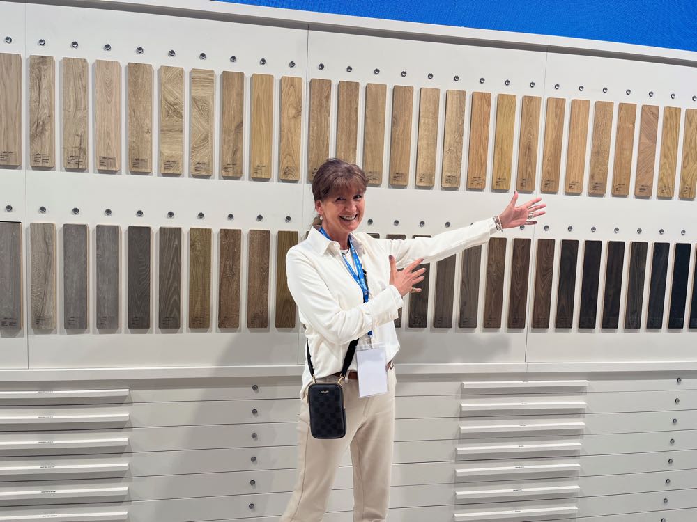 Birgit Dreifert, Teamleiterin Nord-Ost Unilin Flooring Deutschland, sieht Unilin mit seinem breiten Spektrum an Produkten und Dekoren „für alle Anforderungen bestens aufgestellt“. Flanders Flooring Days 2025: Weiter im Aufwind