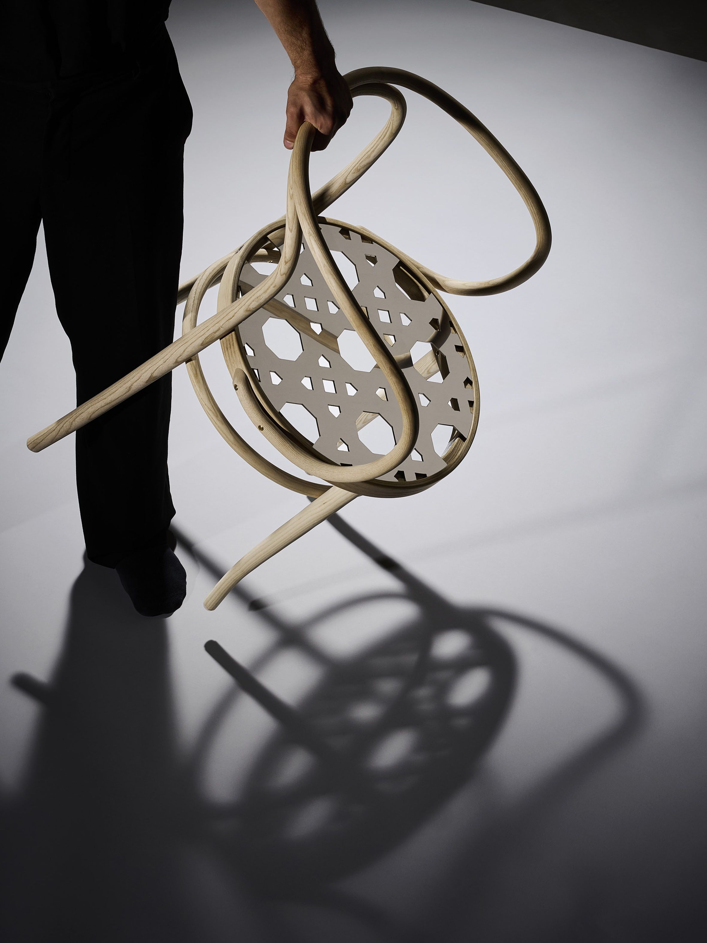 Eine Interpretationen des Bugholzstuhls 209 von Thonet mit stilisiertem Rohrgeflecht aus gefrästem, glänzendem Metall. Wenn Klassiker Spielräume eröffnen