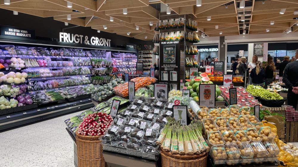 Mit vier Supermarktformaten – Spar, Meny, MinKoebmand und Let-Koeb – ist Dagrofa in Dänemark mit 540 Filialen vertreten. Dagrofa Dänemark tritt der EMD Retail Group bei