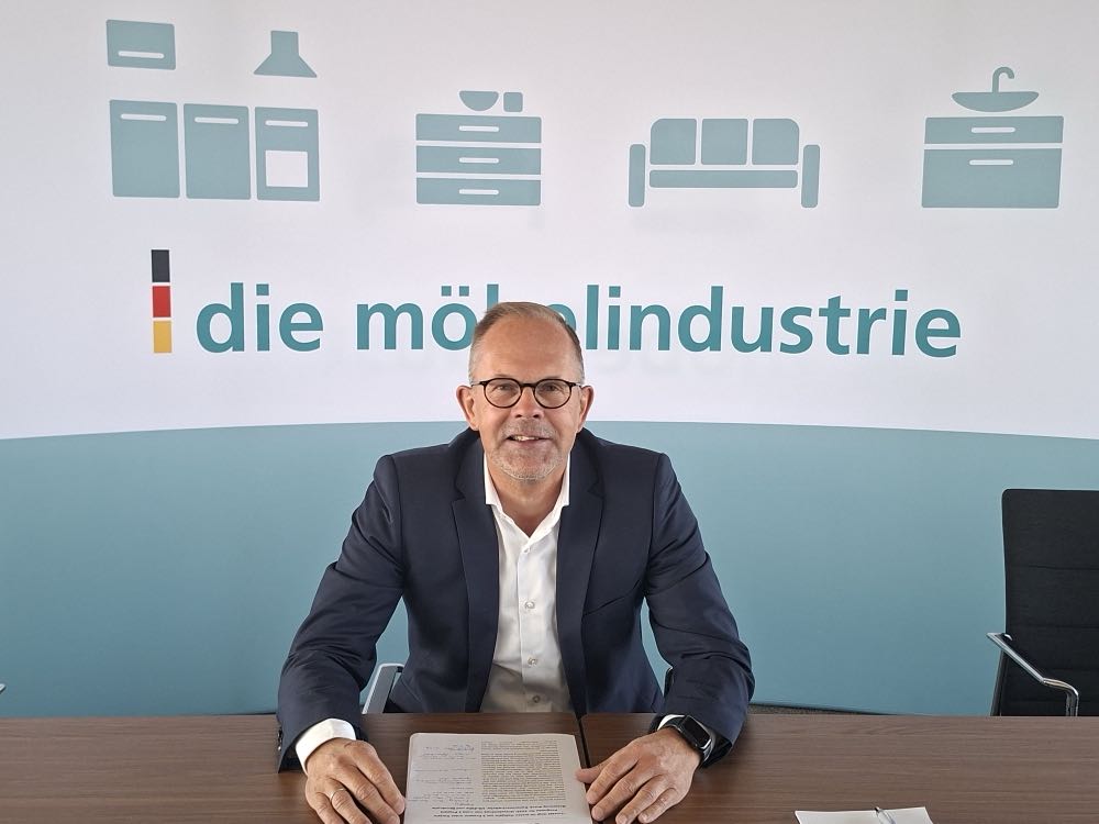 Jan Kurth, Geschäftsführer der Verbände der deutsche Möbelindustrie: „Die steigenden Realeinkommen werden unserer Einschätzung nach dazu beitragen, dass aufgeschobene Möbelkäufe dann auch getätigt werden.“ Einbußen in der Möbelindustrie