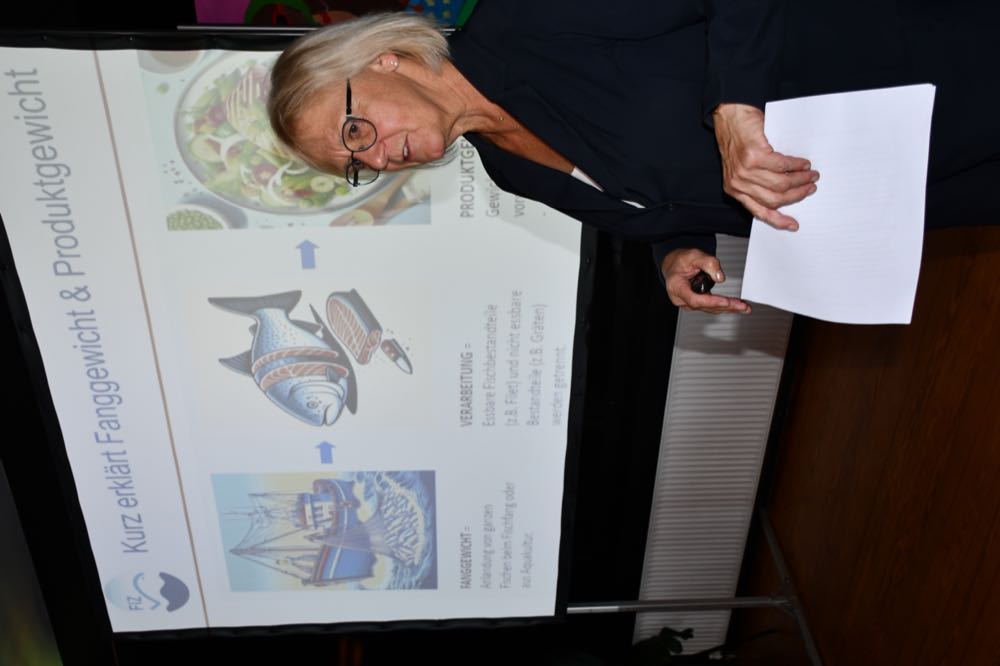 Besonders günstig waren 2024 Fischkonserven mit 7,69 Euro/Kilogramm und Marinaden mit 8,28 Euro/Kilogramm, teilte FIZ-Vorstandsvorsitzende Petra Weigl mit. Räucherfisch hingegen war mit 21,55 Euro/Kilogramm die Premium-Kategorie. Fischmarkt Deutschland: Preise nur moderat gestiegen