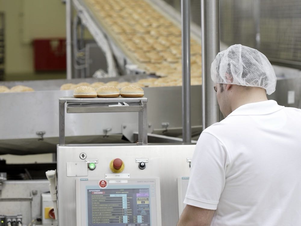 Das Gehalt für die Angestellten von Großbäckereien im Tarifgebiet NRW und Nord steigt stufenweise um 5,6 Prozent. Tarifstreit: Großbäcker und Gewerkschaft einigen sich