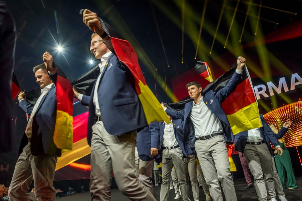  Euroskills 2025 eröffnet: Zwei Bodenhandwerker kämpfen um Gold