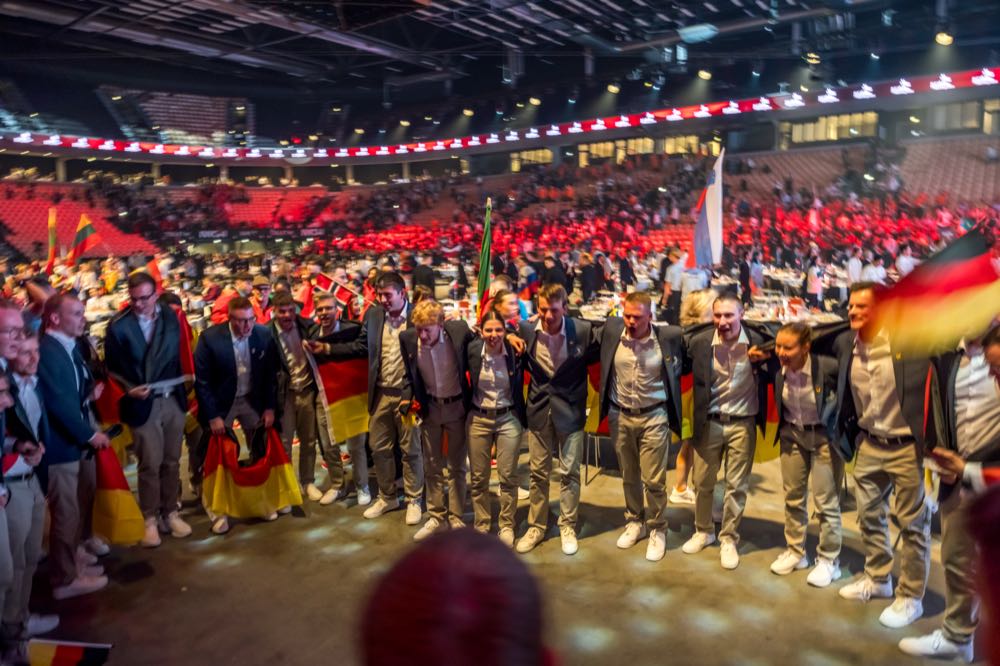  Euroskills 2025 eröffnet: Zwei Bodenhandwerker kämpfen um Gold