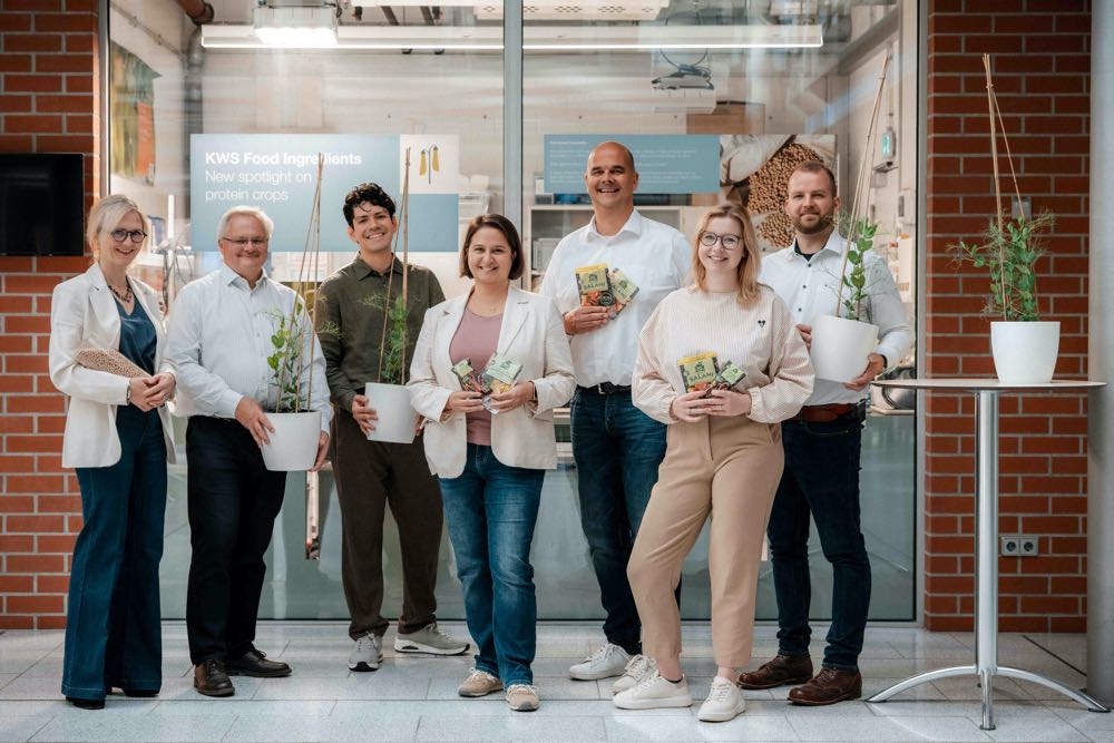 Alexandra Molitor (links), Commercial Director Food Ingredients bei KWS, und Georg Achterkamp (5.v.l.), Geschäftsführer von Billie Green, geben die strategische Partnerschaft von KWS und Billie Green zur Entwicklung neuer, pflanzenbasierter Proteinquellen und deren Einsatz in der Herstellung hochwertiger pflanzlicher Fleischalternativen bekannt. KWS und Billie Green starten strategische Kooperation