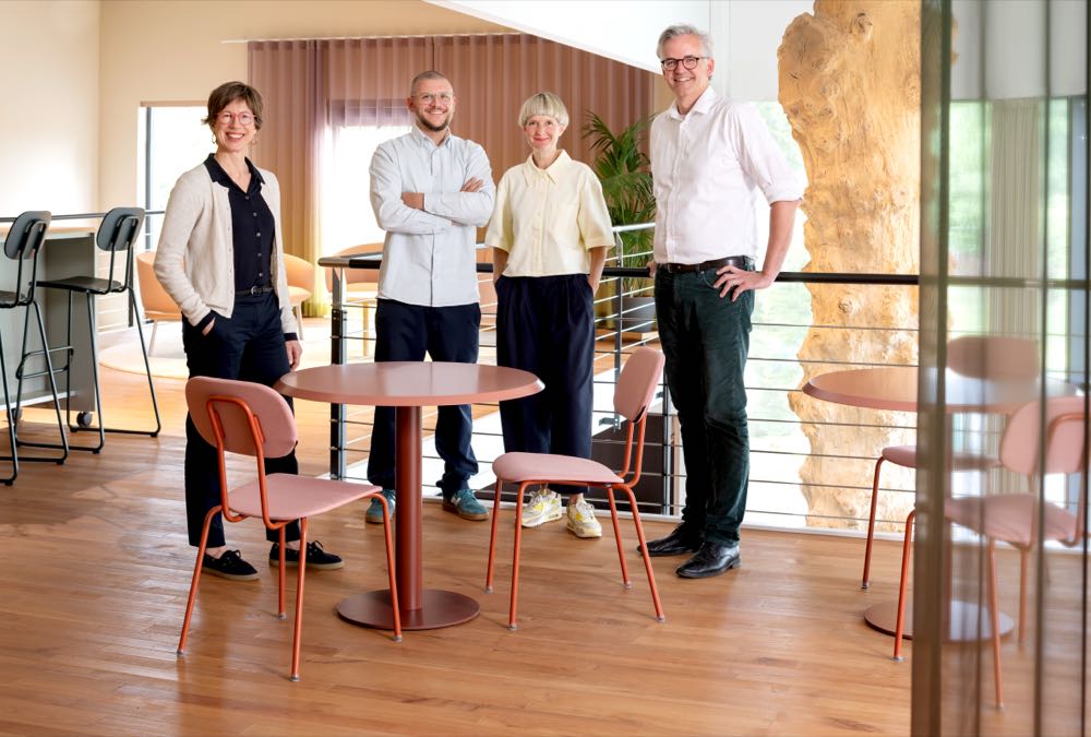 Im neu gestalteten Sudbrock-Showroom: Theres Sudbrock, Marcel Besau und Eva Marguerre (Studio Besau Marguerre) und Geschäftsführer Anton Flechtner Neuer Showroom: Hommage ans Holz