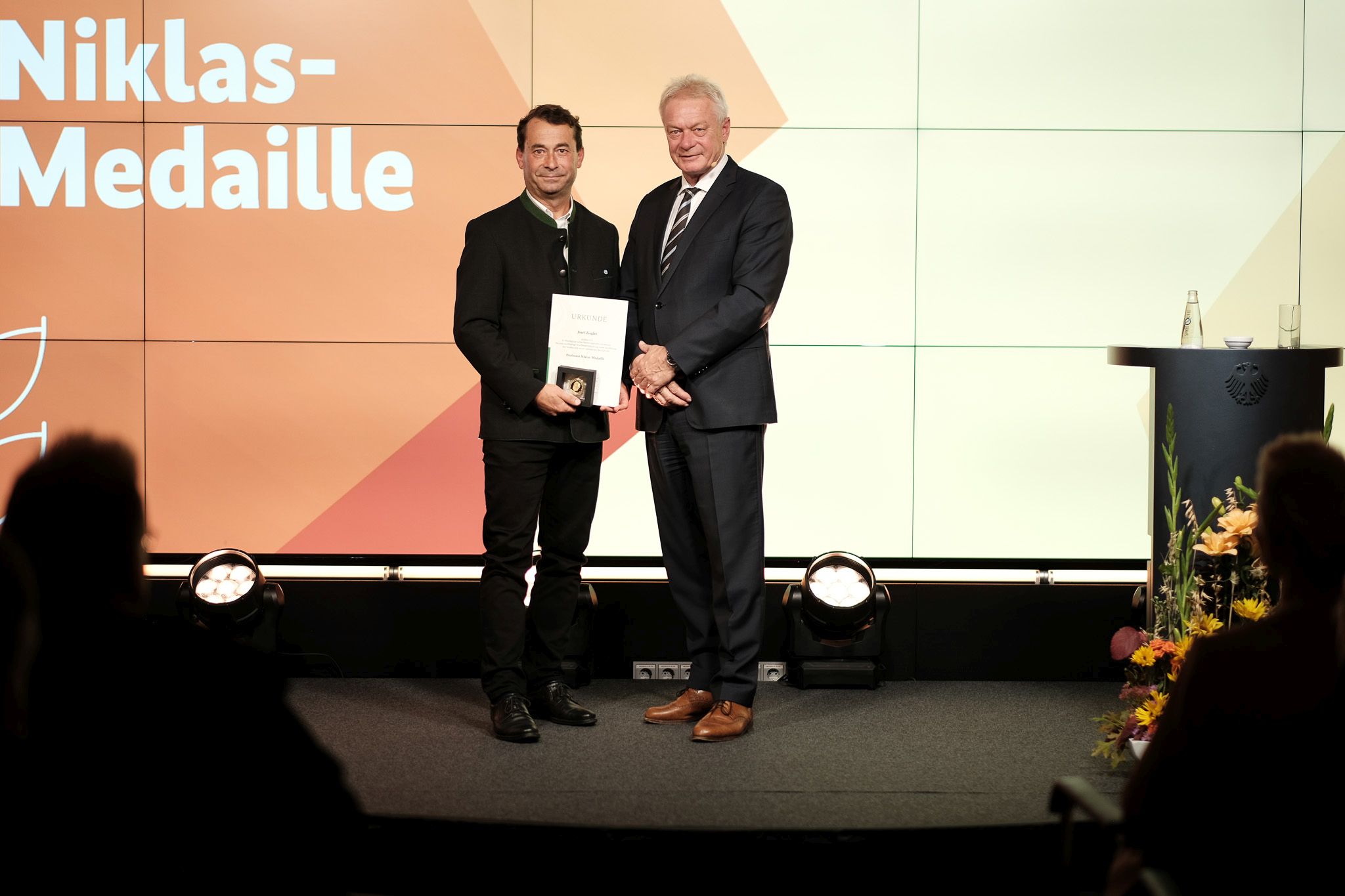 Josef Ziegler erhält Professor-Niklas-Medaille