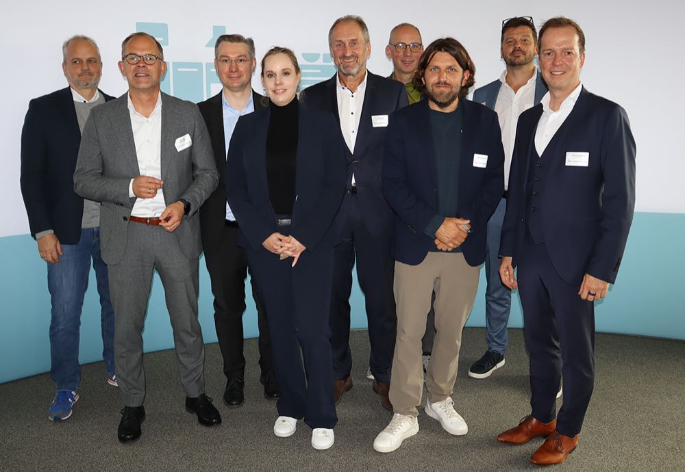 Referierten und diskutierten über den digitalen Produktpass (v. l. n. r.): Alexander Rhetz (Otto), Jan Kurth (VDM/VHK), Christoph Attila Kun (BASF), Nina Stock (BMWE), Dirk Krupka (Häcker Küchen), Olaf Plümer (DCC), Alexander König (GS1 Germany), Patrick Sönke (Integrated Worlds) und Thomas Rödding (Narravero). VDM/VHK: Gelungene Veranstaltung zum DPP