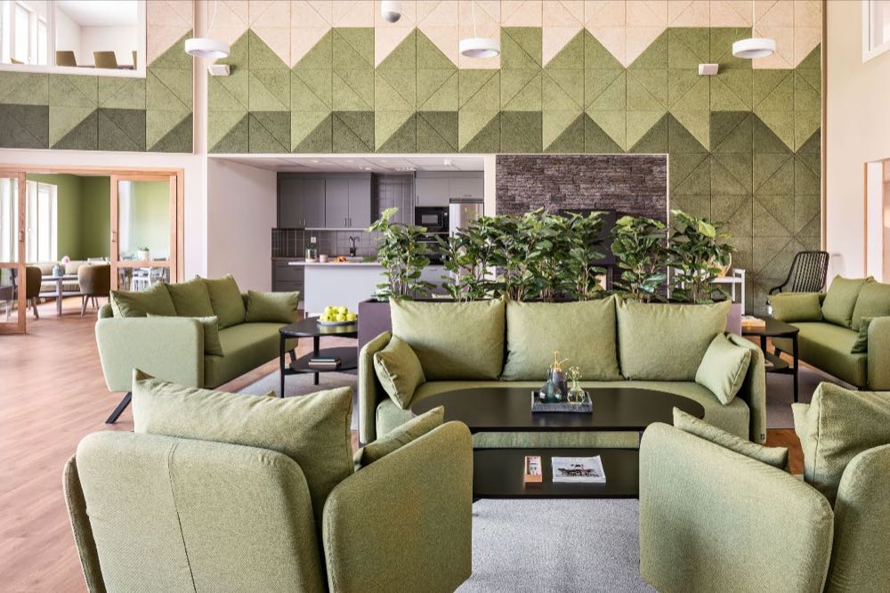 Internationale Projektbeispiele, wie das Seniorenheim Djupängen, werden im Rahmen des Events vorgestellt. Care Solution on Tour – Designing Care Spaces