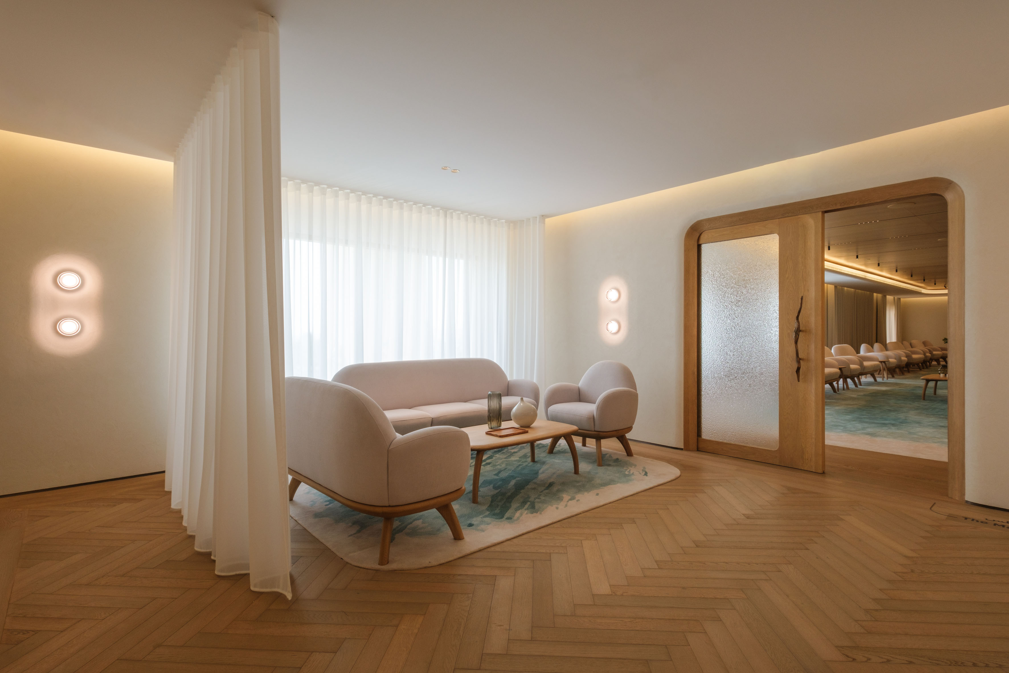 Neugestaltung des VIP Majlis mit amerikanischer Weißeiche