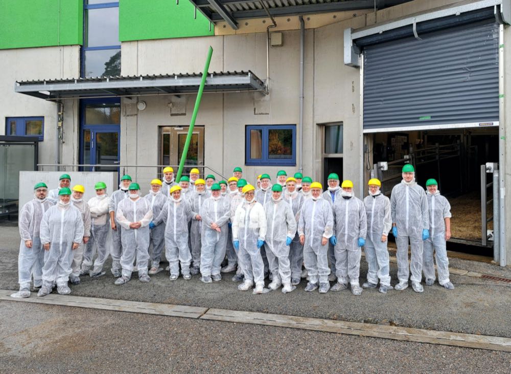 Aufgeteilt in vier Gruppen besuchten rund 90 Fachleute den Vion Standort in Waldkraiburg, um sich ein Bild von modernem Tierschutz und Fleischhygiene zu machen. Vion: Tierschutz im Fokus