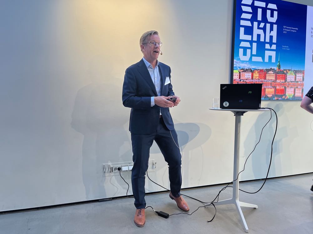 Kährs-CEO Johan Magnusson begrüßte als Vertreter des Gastgeberlandes die Versammlung und umriss den Bodenbelagsmarkt in der Parkettnation Schweden, die sowohl das Mehrschichtparkett erfunden als auch das erste Klickparkett eingeführt hat. Den Bodenbelagsmarkt bezifferte er auf einen Wert von ca. 360 Mio. EUR, die sich zu 67 % auf den Wohnbereich und zu 33 % auf das Objekt verteilen. 
Im Wohnsegment  (ca. 260 Mio. EUR Umsatz, ca. 10 Mio. m2) behaupten sich unverändert Parkett- und Holzböden mit einem Anteil von 35 % an der Spitze, vor Laminat und Vinyl. Als wichtige Hersteller nannte Magnusson neben dem eigenen Haus Tarkett, Berg & Berg, Baseco und Ekebo Svenska. Laminat hat in den letzten Jahren an Bedeutung verloren, Vinyl ist auch in Schweden die schnellstwachsende Produktgruppe in einem stark geschrumpften Markt. Als große Herausforderung sieht Magnusson, junge Arbeitskräfte für die (Parkett-)Branche zu gewinnen und zu motivieren. „Vielleicht wäre das auch eine Aufgabe für die FEP?“ FEP: „Es ist wichtig, dass wir zusammenhalten“