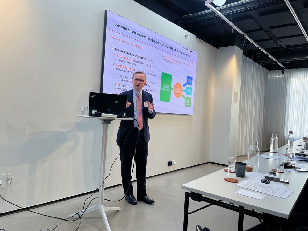 Rechtsanwalt Yuriy Rudyuk, VBB Partner, gab ein Update zu den Antidumping-Zöllen auf chinesisches Mehrschichtparkett. „Mehrere europäische Industrien sind aufgrund der gestiegenen Kosten nicht mehr in der Lage, mit den günstigeren Chinesen zu konkurrieren. Damit sind sie nicht nur im direkten Wettbewerb im Nachteil, sondern die Folgen sind auch geringere Produktion in der EU und höhere Lagerbestände.“ Die Antidumping-Zölle seien das einzige Werkzeug, um die europäische Industrie gegen unfaire Mitbewerber zu schützen und würden zunehmend eingesetzt. 
Auch wenn sich die Europäische Kommission im letzten Moment entschieden habe, die endgültigen Antidumping-Zölle auf China-Parkett gegenüber den vorläufigen zu reduzieren, sei trotzdem ein Effekt sichtbar geworden: „Die Importe aus China sind auf das Niveau von 2019 gesunken.“ 
Die Strafzölle gelten nun bis Juli 2030. Bis dahin - und auch danach - wird die EU prüfen, ob sie umgangen werden, zum Beispiel durch eine Modifizierung der Produkte oder alternative Einfuhrwege. Im Zweifelsfall würden die Antidumping-Maßnahmen darauf ausgeweitet. FEP: „Es ist wichtig, dass wir zusammenhalten“