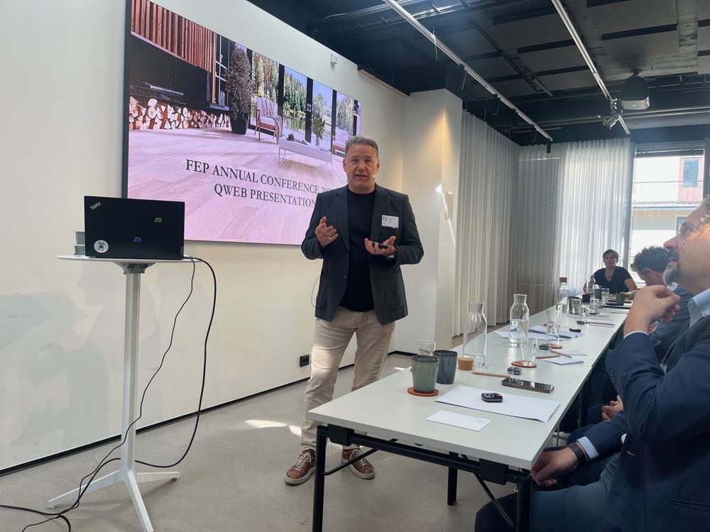 Frederic Jacques, Manager Hardwood and Flooring QWEB, beleuchtete die Abhängigkeit der kanadischen Holz- und Parkettindustrie vom US-Markt. Aber: Die USA brauchen auch Holz und Parkettböden von ihrem Nachbarland. Prognosen gehen von steigenden Ausgaben in Hausbau und -renovierung aus und die USA verfügen nicht über genügend Holz aus eigener Produktion. 
Der kanadische Parkettmarkt ist seit dem Peak 2016 um 33 % eingebrochen. Vor allem Massivholzböden leiden. Die Endkunden tendierten zunehmend zu Fertigparkett und günstigen China-Importen. Hinzu kommt erschwerend, dass die Chinesen seit der Einführung der US-Strafzölle auf China-Ware ihren Druck auf den kanadischen Markt weiter erhöht haben. FEP: „Es ist wichtig, dass wir zusammenhalten“