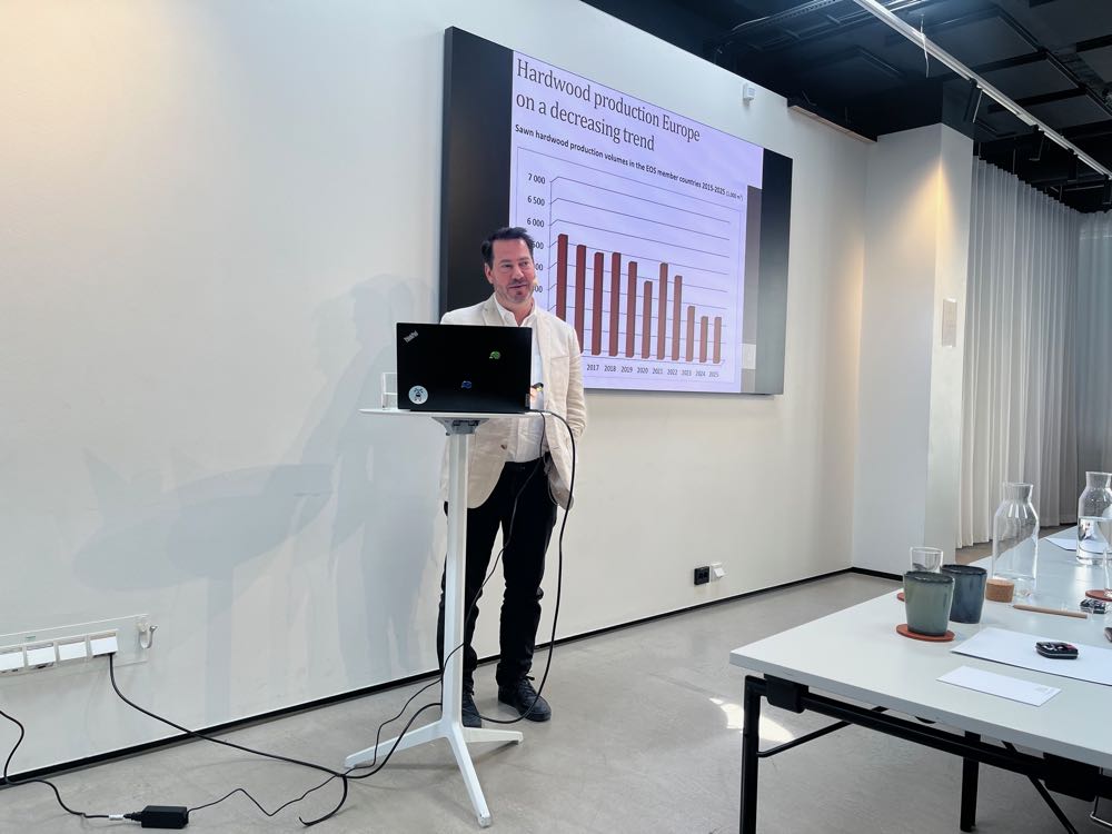 Jean-François Guilbert, der für French Timber, die Weltholzmärkte beobachtet, konnte nicht die sehnlichst erwartete Entspannung an der Eiche-Front melden - zumindest nicht bei französischem Rundholz:  „Die Preise sind seit 2021 um 50 % gestiegen. Auch 2025 haben sie nicht nachgegeben. Das Preisniveau wird hoch bleiben.“ 
Frankreich war noch 2023 der wichtigste Lieferant für Eichenrundholz für China; 2024 sind die Franzosen  auf Platz 2 gefallen, hinter die USA. Außerdem haben die Chinesen deutlich mehr Eiche importiert aus der Slowakei, Deutschland, Kroatien, Slowenien und Tschechien, ebenso aus Serbien, Österreich und Bosnien-Herzegowina. FEP: „Es ist wichtig, dass wir zusammenhalten“