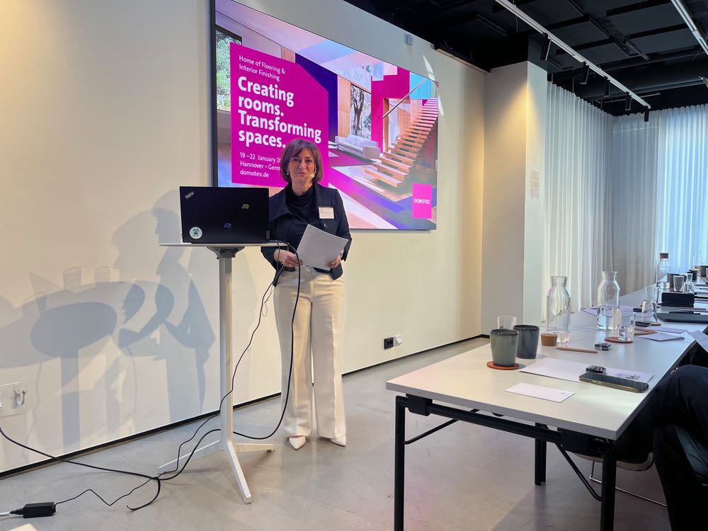 Sonia Wedell-Castellano, Global Director Domotex bei der Deutschen Messe: „Wir bieten der Parkettbranche in Kombination mit der von der Domotex gesponserten FEP-Lounge wieder eine gemeinsame, internationale Bühne - einen Ort, an dem Parkett als wertiges, charakterstarkes Produkt sichtbar und erlebbar wird.“ FEP: „Es ist wichtig, dass wir zusammenhalten“