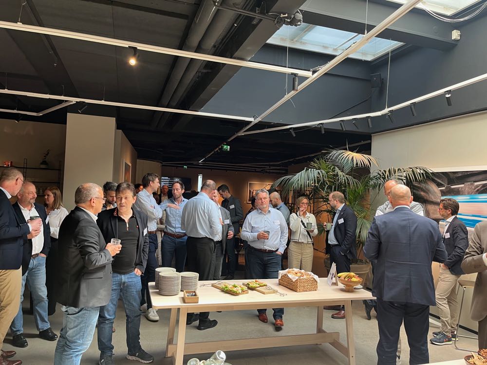 Angeregte Gespräche in der Pause: die Parkettbranche hat den Bedarf und Wunsch zum Austausch. FEP: „Es ist wichtig, dass wir zusammenhalten“