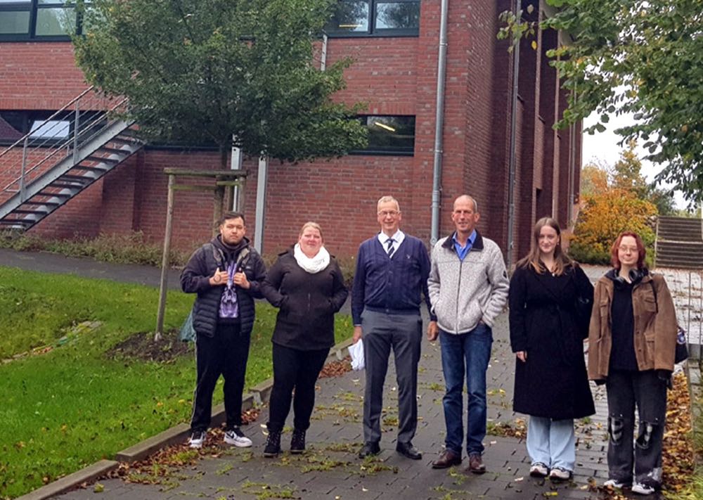 Nahmen am Besuch teil (v. l.): Denis Zurumbev (Textilpflege Maybach 13), Katharina Matthiesen (CWS Healthcare), Henning Loeck (Firma Kannegiesser) , Malte Groß (Landesverein für Innere Mission in Schleswig-Holstein), Sabrina Steinke (Wäscherei Exner) und Taylor Drawe (DBL Ahrens Textilservice). Lehrlinge aus Neumünster besuchen Wäscherei