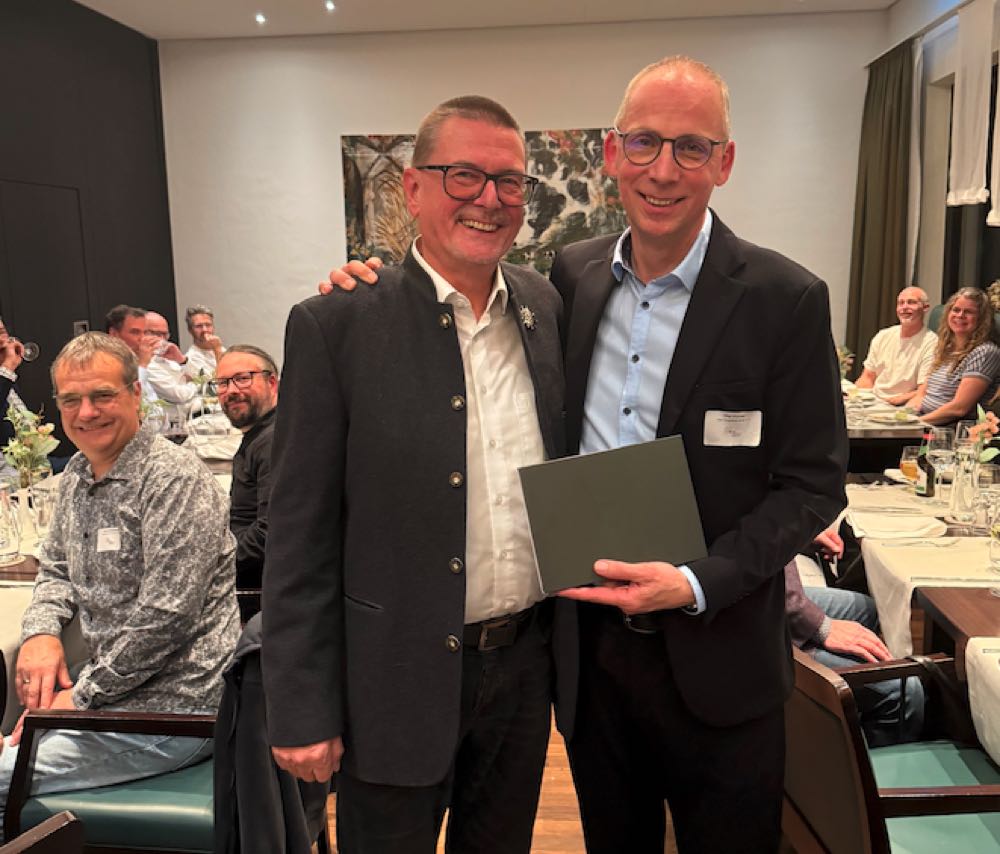 Dr. Frank Müller (l.) wurde von Dr. Olaf Plümer im Rahmen der DCC-Mitgliederversammlung feierlich verabschiedet. DCC: Dr. Frank Müller feierlich verabschiedet
