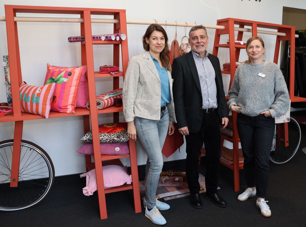 Anna Reinhart, Leitung Messen und Veranstaltungen, Vorstand Klaus Kurringer und Sarah Franke,
Projektleitung Messekonzept & Grafik, konnten sich über gestiegene Besucherzahlen freuen. Südbund Wohntage mit Besucherplus