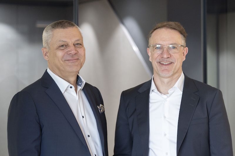 Geschäftsführer Carsten Bergmann (l.) geht Ende 2026 in den Ruhestand und übergibt an Christian Grundler (r.), der seit Anfang 2025 Geschäftsführer für Vertrieb & Marketing ist. 40 Jahre Experte für maßgefertigte Raumlösungen