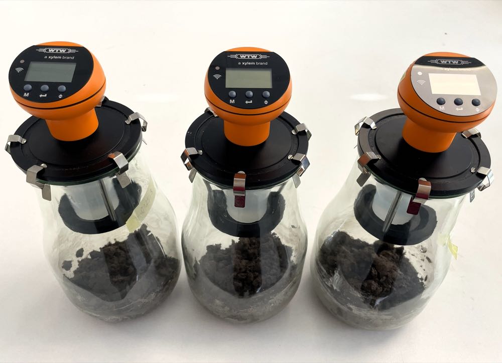 Hohenstein prüft Textilien im Boden